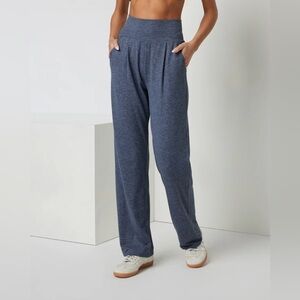 NWT Vuori Lux At Ease Straight